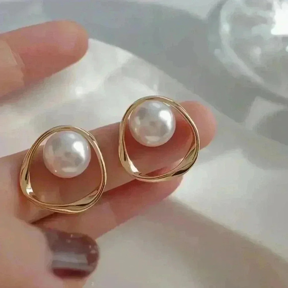 Elegant 14K Golden Plated Pearl Stud Earrings - Picture 1 of 4